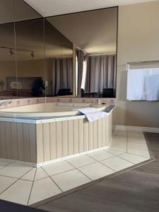 Seven Oakes Motel في كينغستون: حمام به مغسلتين ومرآة كبيرة