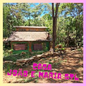 a small house in the middle of a forest at Quarto em Casa João e Maria STL in São Thomé das Letras