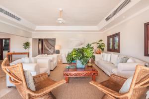 Χώρος καθιστικού στο Seaside Bliss with pool and spectacular view