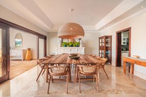 Χώρος καθιστικού στο Seaside Bliss with pool and spectacular view