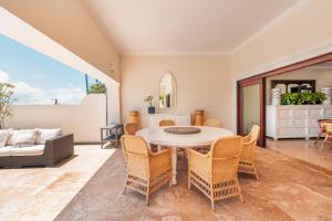 Χώρος καθιστικού στο Seaside Bliss with pool and spectacular view