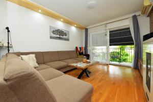 salon z kanapą i stołem w obiekcie Apartment Sanja Kolovare Beach w mieście Zadar +34 zdjęcia