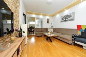 salon z kanapą i stołem w obiekcie Apartment Sanja Kolovare Beach w mieście Zadar
