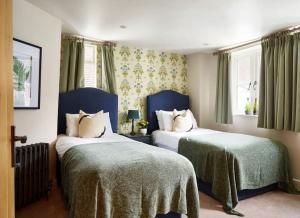 Postel nebo postele na pokoji v ubytování Old Coach House & Dolls House - Sleeps 24