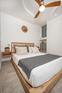 Säng eller sängar i ett rum på Thea Suites Naxos