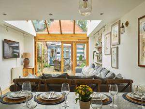 Posezení v ubytování Old Coach House & Dolls House - Sleeps 24