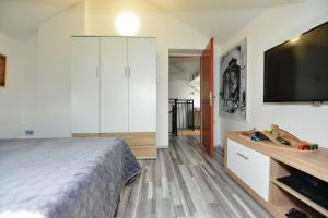 um quarto com uma cama e uma televisão de ecrã plano em Apartment Sanja Kolovare Beach em Zadar