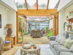 Posezení v ubytování Old Coach House & Dolls House - Sleeps 24