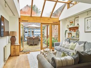 Posezení v ubytování Old Coach House & Dolls House - Sleeps 24 + 16 fotografií