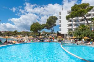 Бассейн в Leonardo Royal Hotel Ibiza Santa Eulalia или поблизости