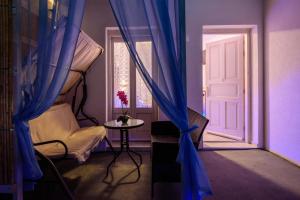 Ruang duduk di Nalu Suites