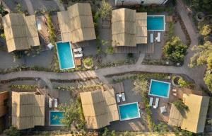 eine Übersicht über eine Reihe von Häusern in der Unterkunft Ergon Beach House Nikiti in Nikiti