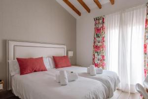 Postel nebo postele na pokoji v ubytování Rosal by Seaward Suites