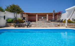 The swimming pool at or close to Villa Plumeria Flower