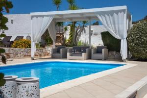 The swimming pool at or close to Villa Plumeria Flower