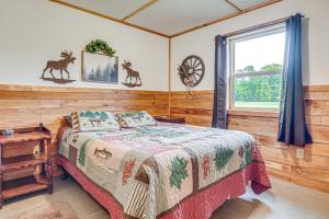 um quarto com uma cama e uma janela em Toivola Home with Fire Pit 8 Mi to Lake Superior! em Toivola