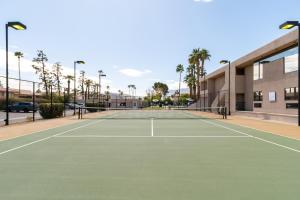 einen Tennisplatz vor einem Gebäude in der Unterkunft Vista Mirage Resort in Palm Springs