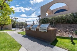 grill na boku domu w obiekcie Vista Mirage Resort w mieście Palm Springs
