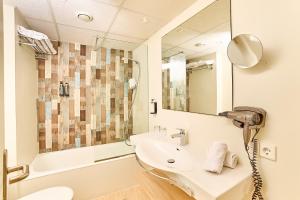 Ванная комната в Leonardo Royal Hotel Ibiza Santa Eulalia