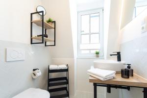 ein Badezimmer mit Waschbecken und Toilette in der Unterkunft Villa Vesta in Top Lage in Binz + 37 Fotos