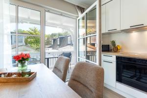 eine Küche mit Tisch und Stühlen und einem Fenster in der Unterkunft Villa Vesta in Top Lage in Binz
