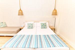 Кровать или кровати в номере Leonardo Royal Hotel Ibiza Santa Eulalia
