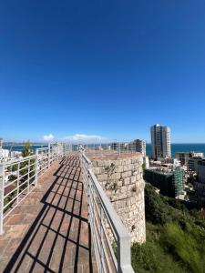 una pasarela con vistas a la ciudad en Hotel Gega en Durrës