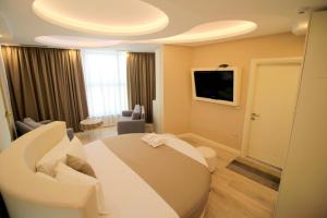 TV a/nebo společenská místnost v ubytování Hotel Strora + 37 fotografií