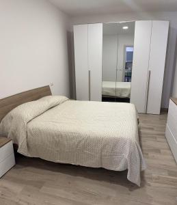 una camera da letto con un letto e uno specchio di la casetta di Max a Roma