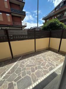 una recinzione con pavimento in pietra di fronte a un edificio di la casetta di Max a Roma Altre 8 foto