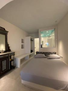 Giường trong phòng chung tại Kalli's tranditional renovated house in Chora Ios