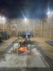 pokój ze stołem i kominkiem w obiekcie Odyssey Stays Siikhe Lake w mieście Hāpoli