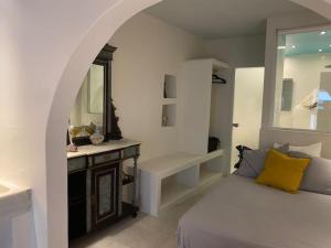 Giường trong phòng chung tại Kalli's tranditional renovated house in Chora Ios