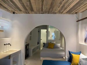 Giường trong phòng chung tại Kalli's tranditional renovated house in Chora Ios