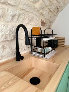 eine Küchenspüle mit einem schwarzen Wasserhahn in der Unterkunft Al Murigini - Casa Vacanze in Ceglie Messapica