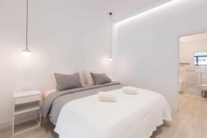 Łóżko lub łóżka w pokoju w obiekcie LUR Apartments Getaria