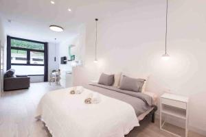 Łóżko lub łóżka w pokoju w obiekcie LUR Apartments Getaria