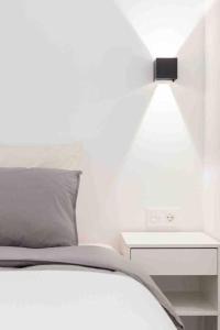 Łóżko lub łóżka w pokoju w obiekcie LUR Apartments Getaria