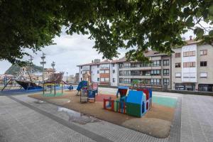 Plac zabaw dla dzieci w obiekcie LUR Apartments Getaria