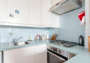 una cocina con fregadero y estufa en King's Road - 425, en Edimburgo 27 fotos más