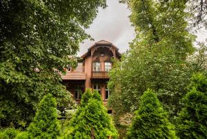 a large house in the middle of some trees at Villa Maria Rosaria in Oborniki Śląskie