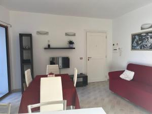 a living room with a table and a couch at Da Masciu in La Maddalena