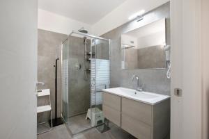 a bathroom with a sink and a shower at Residence soleluna - Appartamento Orsa Minore in Roisan +27 photos