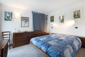 a bedroom with a bed and a desk and a window at Residence soleluna - Appartamento Orsa Minore in Roisan