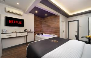 Postel nebo postele na pokoji v ubytování Bakırköy Zeugma Suit Otel