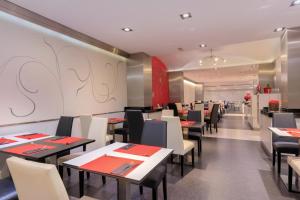 فندق سيوتاديلا برشلونة في برشلونة: غرفة طعام مع طاولات وكراسي في مطعم