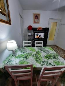 Un televizor și/sau centru de divertisment la Habitaciones en mi piso del Centro de Huelva +50 fotografii