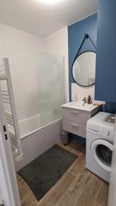 ein Badezimmer mit einer Waschmaschine und einem Waschbecken in der Unterkunft Appartement d'une chambre avec wifi a Palaiseau in Palaiseau