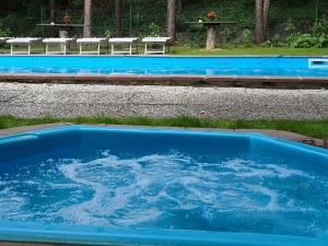 uma banheira azul cheia de água na frente em Agriturismo Villa Alari em Cetona