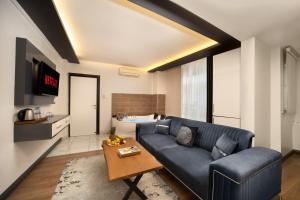 TV a/nebo společenská místnost v ubytování Bakırköy Zeugma Suit Otel